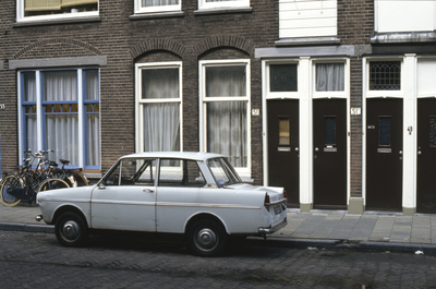 853969 Afbeelding van een Daf 33 Deluxe (11-50-XF) geparkeerd voor het huis Johannes de Bekastraat 51/51bis te Utrecht.